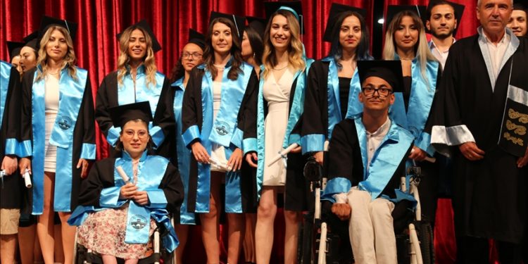 Spor bilimleri fakültesinden mezun engelli öğrenciler, azimleriyle örnek oluyor