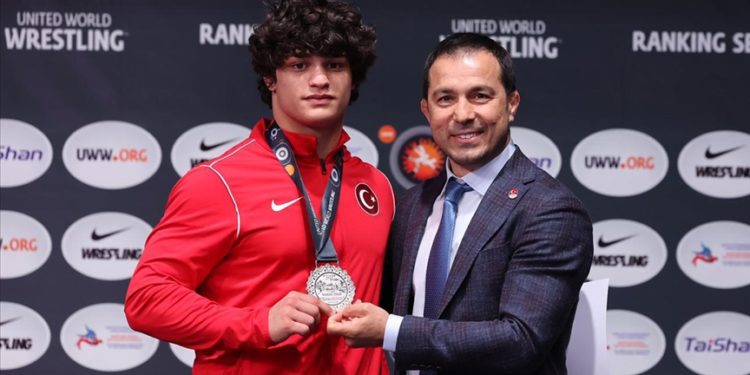 Milli güreşçiler, Kırgizistan’da 3 madalya daha kazandı