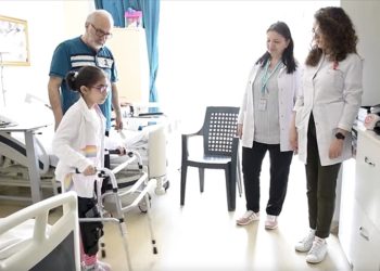 Depremde enkazdan kurtarılan 9 yaşındaki Zeynep, yürümeye ve konuşmaya başladı