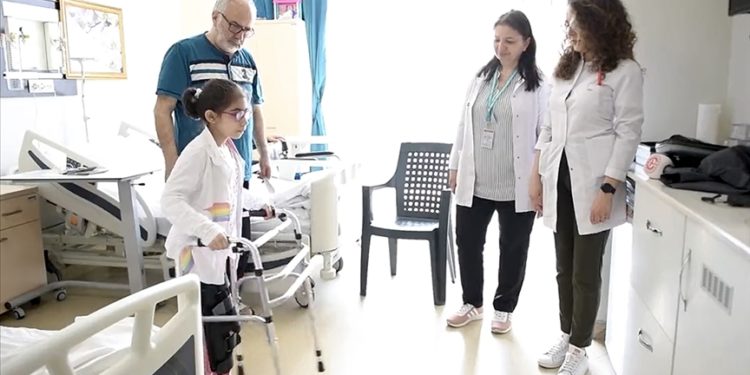 Depremde enkazdan kurtarılan 9 yaşındaki Zeynep, yürümeye ve konuşmaya başladı