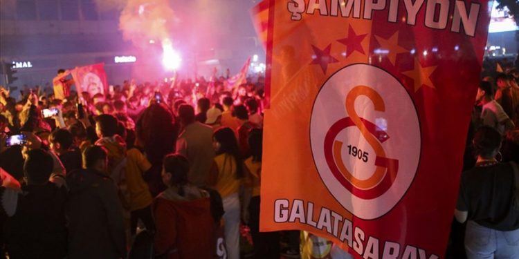 Galatasaray taraftarları şampiyonluğu kutladı