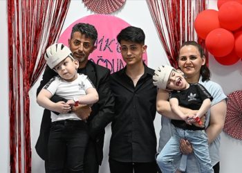 Ameliyatla ayrılan siyam ikizleri okula hazırlanıyor