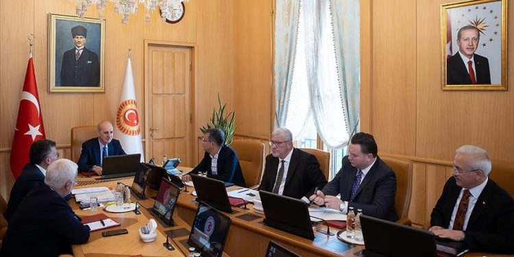 Milli bir anayasanın yapılabilmesi Türkiye’nin ve Meclisin önünde bir sorumluluk