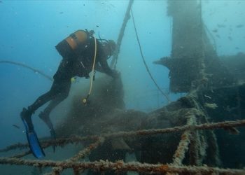 Karaburun’da 30 metre derinlikteki batıktan “hayalet ağ” topladılar