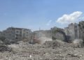 Hatay'da ağır hasarlı binaların yıkımına devam ediliyor