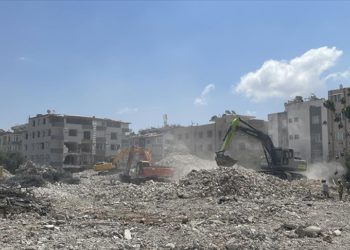 Hatay'da ağır hasarlı binaların yıkımına devam ediliyor