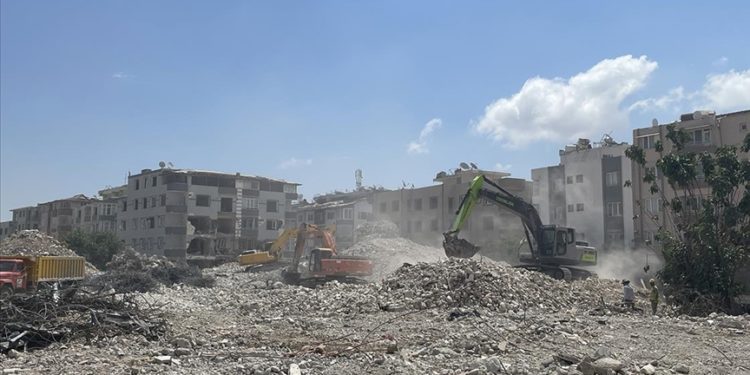 Hatay'da ağır hasarlı binaların yıkımına devam ediliyor