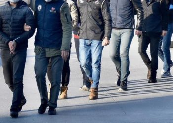 İzmir merkezli FETÖ operasyonunda 23 şüpheli hakkında gözaltı kararı