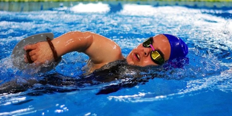 Şampiyon paralimpik yüzücü Elif Naz babasının desteğiyle başarıya kulaç atıyor