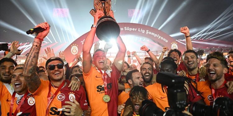 Galatasaray, şampiyonluk kupasını kaldırdı