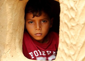 Yemen’deki savaşın yerinden ettiği Ati ailesi hasta oğullarını tedavi ettirememenin çaresizliğini yaşıyor