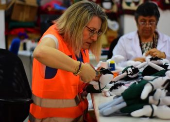 Oğlu lösemiyi yenen anne başka hastaların mücadelesine de destek oluyor