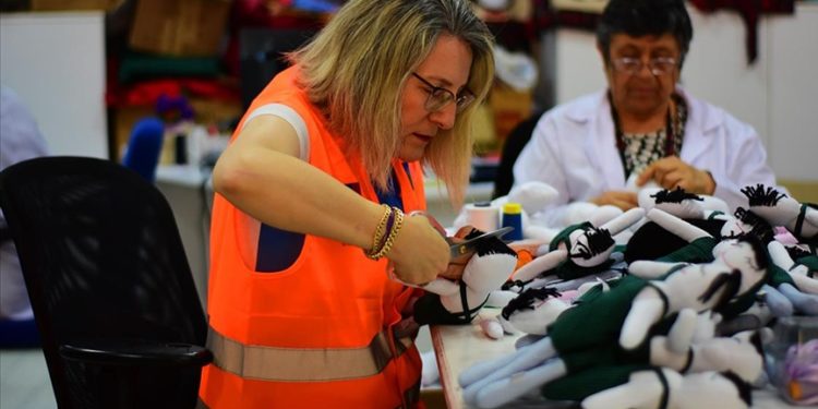 Oğlu lösemiyi yenen anne başka hastaların mücadelesine de destek oluyor