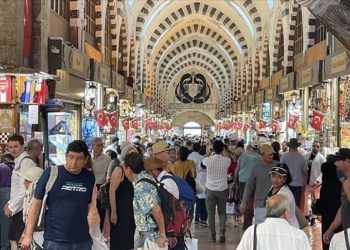 Kurban Bayramı öncesi Mısır Çarşısı'nda alışveriş hareketliliği yaşanıyor