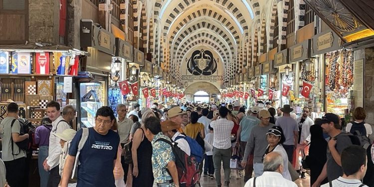 Kurban Bayramı öncesi Mısır Çarşısı'nda alışveriş hareketliliği yaşanıyor