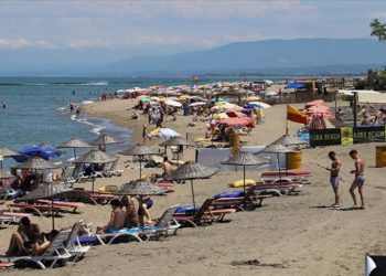 Sakarya'nın sahil kenti Karasu, bayramın ilk günü tatilcilerin akınına uğradı