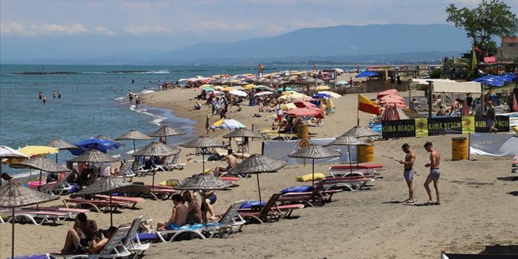 Sakarya'nın sahil kenti Karasu, bayramın ilk günü tatilcilerin akınına uğradı
