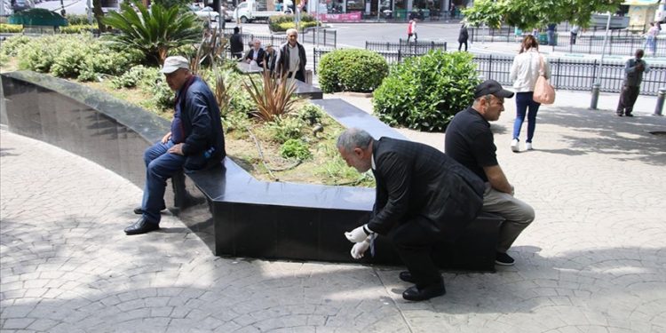 Tekirdağ'da, "31 Mayıs Dünya Tütünsüzlük Günü"nde sokakta izmarit topladılar