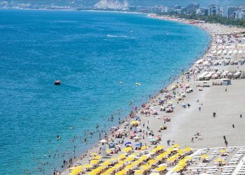 Antalya sahillerinde bayram öncesi yoğunluk yaşanıyor