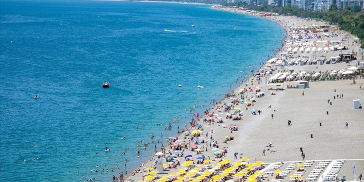 Antalya sahillerinde bayram öncesi yoğunluk yaşanıyor