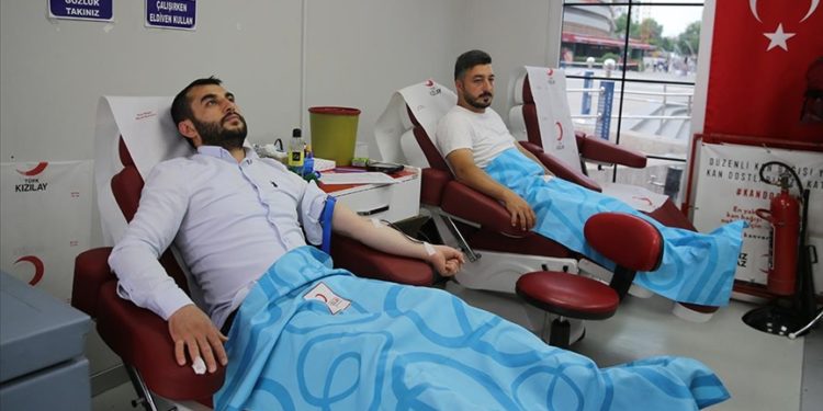 Bağışladıkları kan ile hastaları yaşama bağlıyorlar