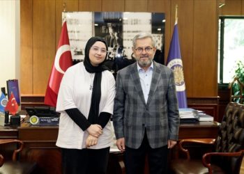 Depremin sembol ismi Aleyna’dan Ankara Üniversitesi Rektörü Ünüvar'a veda ziyareti