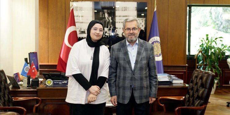 Depremin sembol ismi Aleyna’dan Ankara Üniversitesi Rektörü Ünüvar'a veda ziyareti