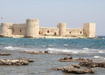 Mersin'in turizm merkezi Kızkalesi'nde hareketlilik başladı