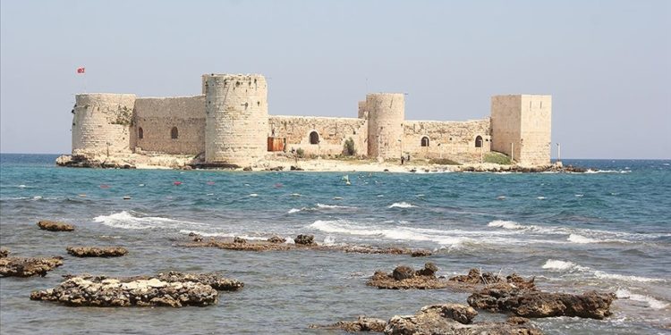 Mersin'in turizm merkezi Kızkalesi'nde hareketlilik başladı