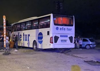 Zonguldak'ta yolcu otobüsü ile otomobilin çarpıştığı kazada 2 kişi öldü, 2 kişi yaralandı