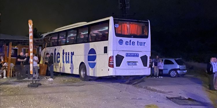 Zonguldak'ta yolcu otobüsü ile otomobilin çarpıştığı kazada 2 kişi öldü, 2 kişi yaralandı