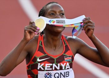 Aynı hafta 2 dünya rekoru kıran Kenyalı atlet, ödülüyle babasına söz verdiği otomobili alacak