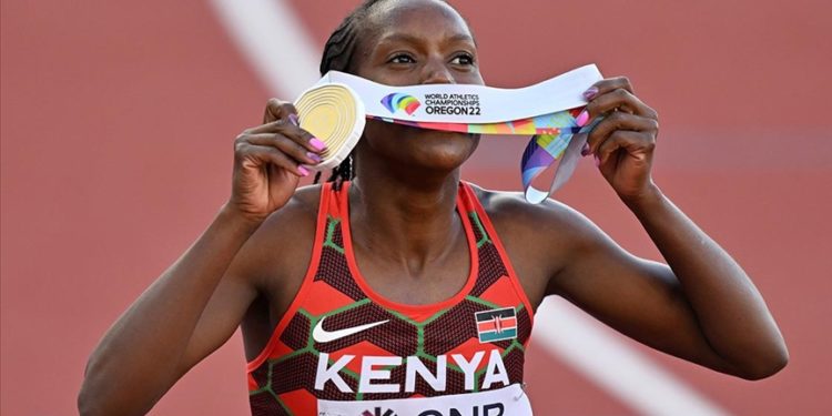 Aynı hafta 2 dünya rekoru kıran Kenyalı atlet, ödülüyle babasına söz verdiği otomobili alacak