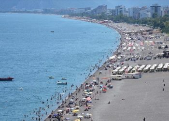 Antalya sahillerinde sıcak hava yoğunluğu