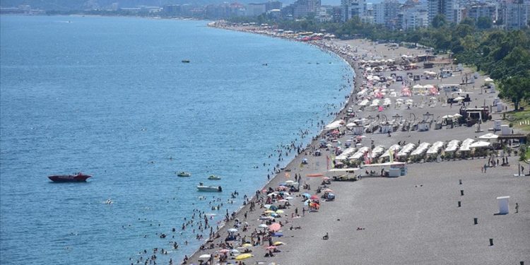 Antalya sahillerinde sıcak hava yoğunluğu
