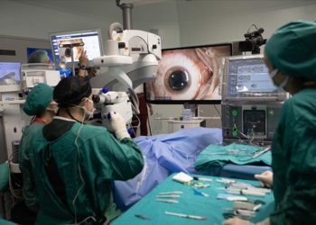 Türk doktorların Ankara’daki göz ameliyatı İtalya’da canlı izlendi
