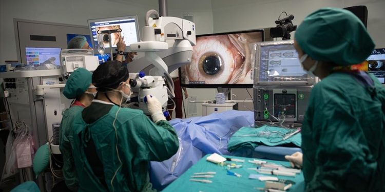 Türk doktorların Ankara’daki göz ameliyatı İtalya’da canlı izlendi
