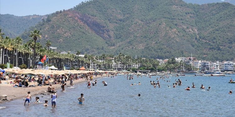 Muğla sahillerinde bayram tatili yoğunluğu yaşanıyor