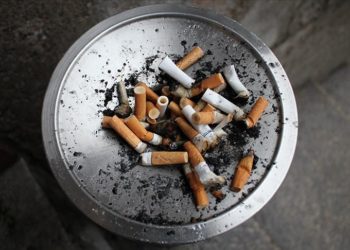 Geç uyuyan insanların sigara ve alkol tüketimi daha erken ölüm getiriyor