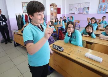 İşitme engelli arkadaşlarının okula uyum sağlaması için işaret dili öğrendiler