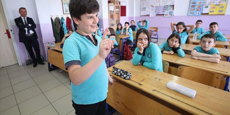 İşitme engelli arkadaşlarının okula uyum sağlaması için işaret dili öğrendiler