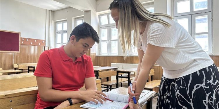 Depremzede öğrenci, zor şartlarda hazırlandığı LGS sınavından tam puan aldı