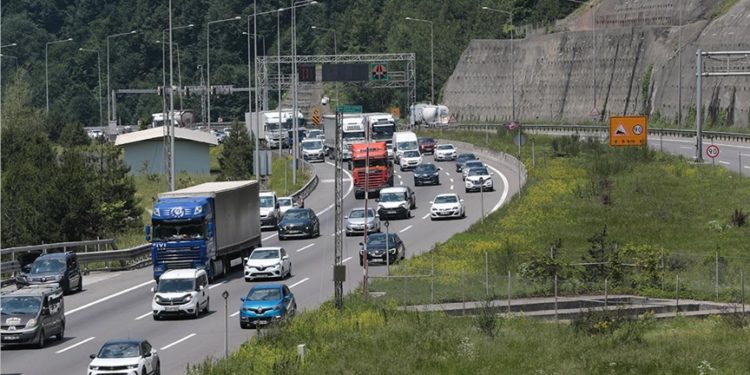 Anadolu Otoyolu'nun Bolu geçişinde bayram trafiği başladı