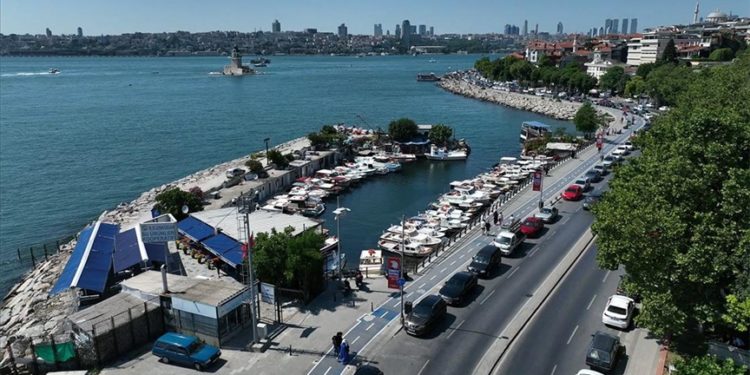 Bayram tatilini İstanbul'da geçirenler sahil, park ve bahçelere akın etti