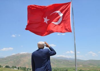 Hakkari'de evinin yanındaki tepeye diktiği direkte 39 yıldır Türk bayrağını dalgalandırıyor
