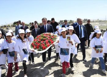 Depremde hayatını kaybedenler anısına Van Gölü’ne saygı çelengi bırakıldı