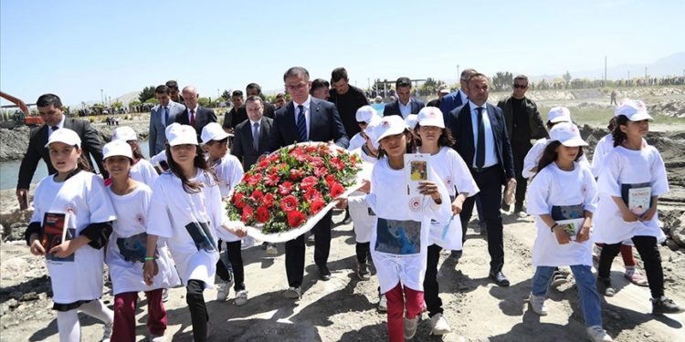 Depremde hayatını kaybedenler anısına Van Gölü’ne saygı çelengi bırakıldı