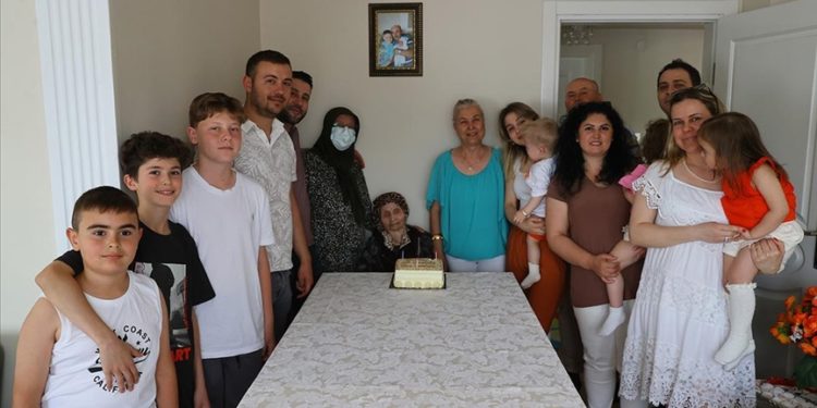 Edirne'de 100. yaşına giren kadına doğum günü kutlaması