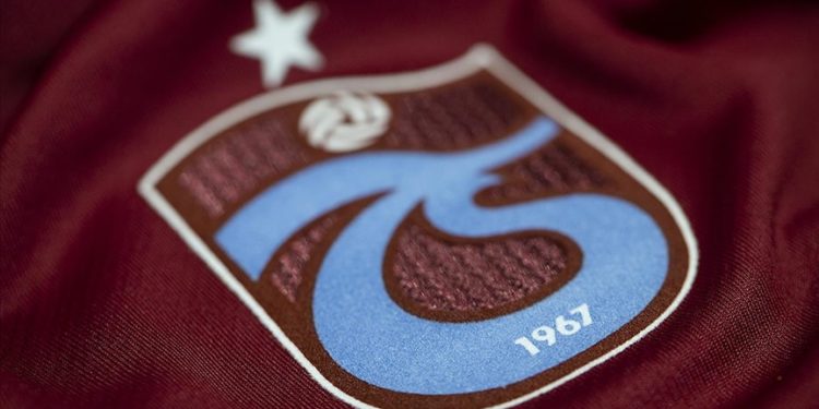 Trabzonspor, Yunan futbolcu Dimitrios Kourmpelis'i renklerine bağladı