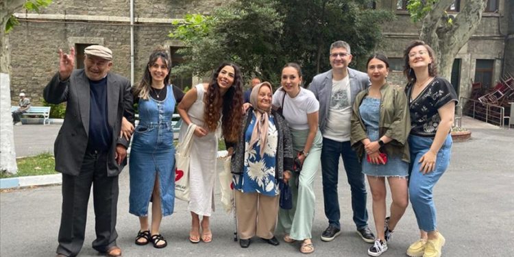 Darülaceze sakinleri bayramın ikinci gününde de ziyaretçilerini ağırlıyor